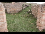 07474 ostia - regio iv - insula iii - domus dei pesci (iv,iii,3) - (via della caupona) - raum (r) - re hinten - treppe - bli ri westen - 01-2024.jpg